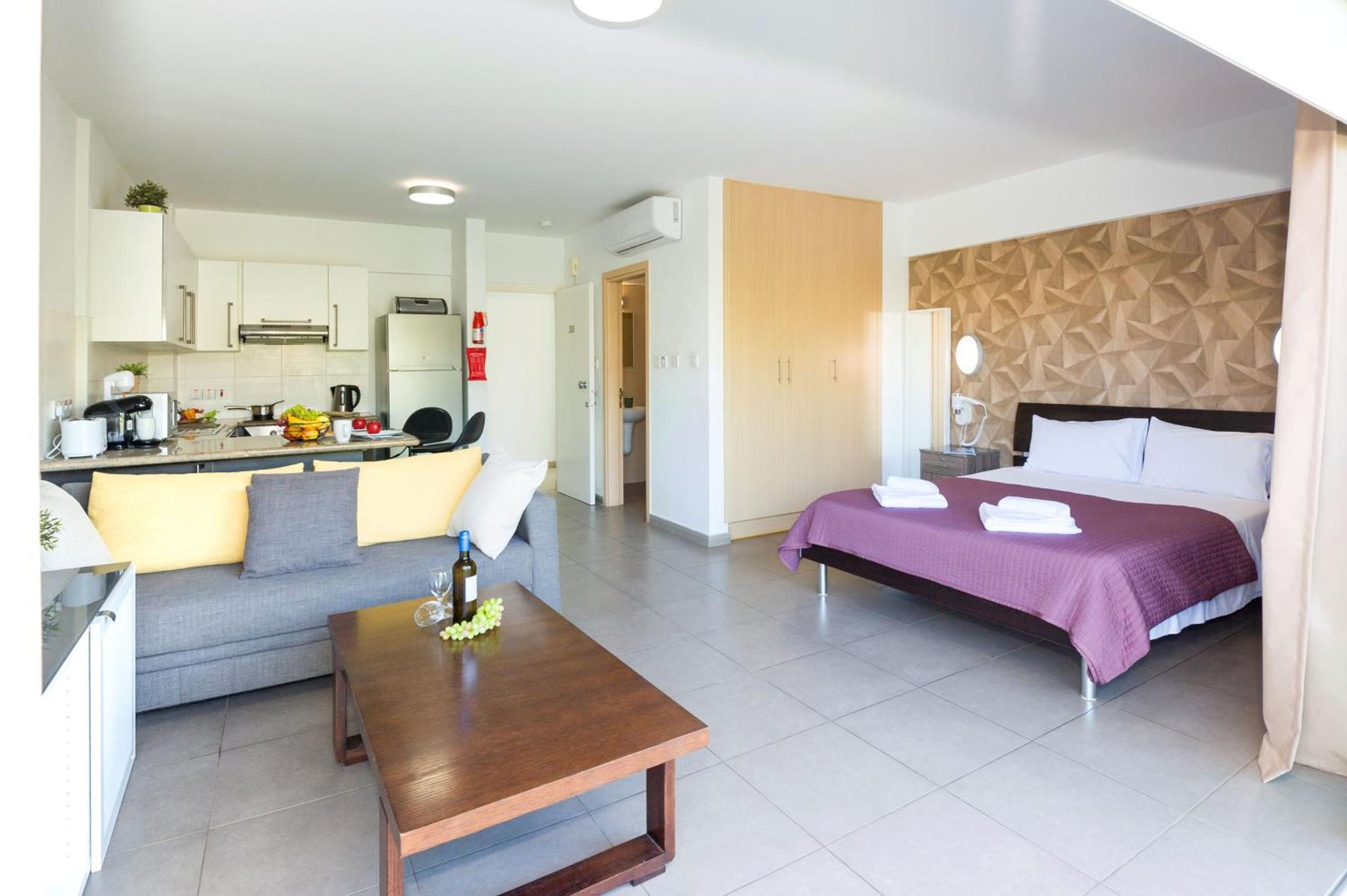 Lucile - Coralli Beachfront Apartment パラリムニ エクステリア 写真