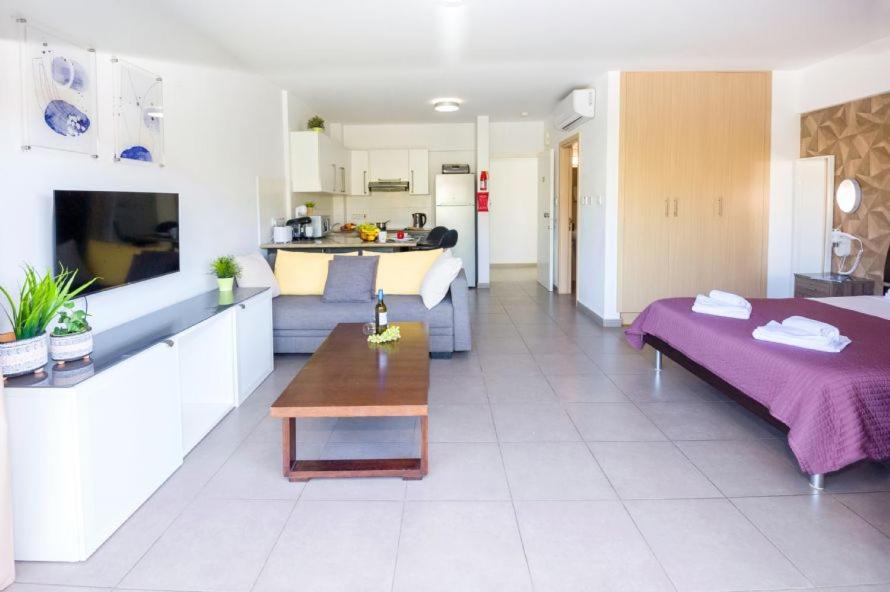 Lucile - Coralli Beachfront Apartment パラリムニ エクステリア 写真
