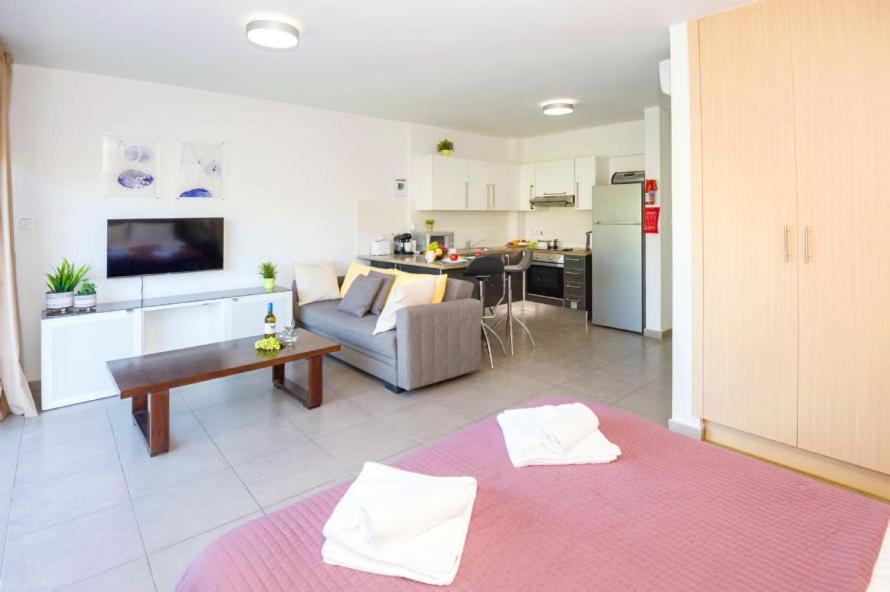 Lucile - Coralli Beachfront Apartment パラリムニ エクステリア 写真